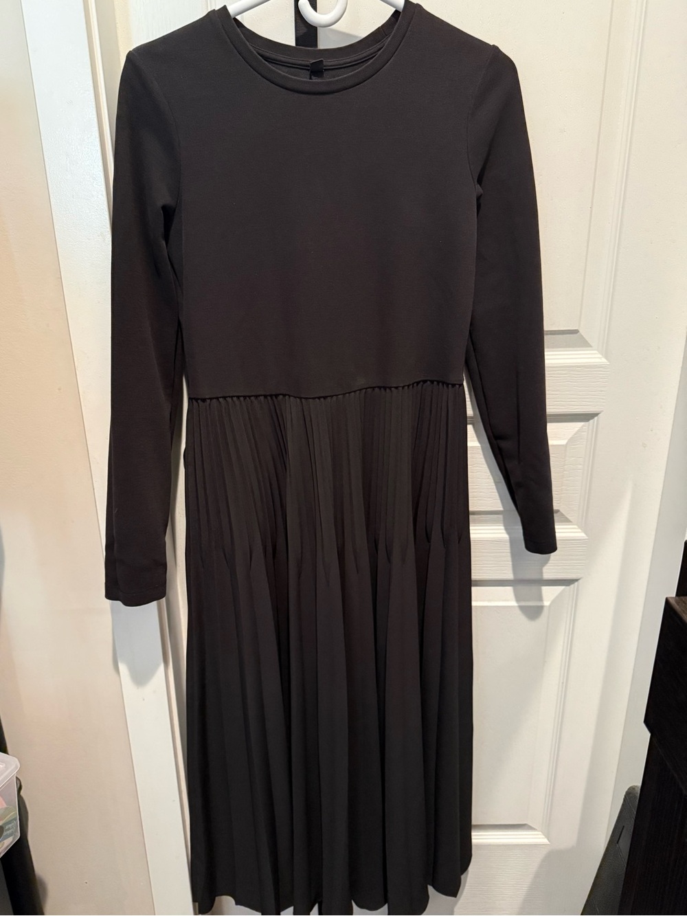 Uniqlo Black Long-Sleeve Pleated Midi Dress